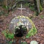 A cent mètres en contrebas de l'église se trouve la fontaine Saint-Clair. Il faut suivre le chemin à l'ouest de l'église et ensuite passer le petit pont enjambant le ruisseau dans lequel se déverse la fontaine. La fontaine Saint-Clair est composée d’un dô